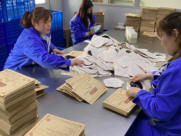 膏貼代加工外用貼劑市場好做嗎？膏藥加工生產(chǎn)廠家分析幾點(diǎn)